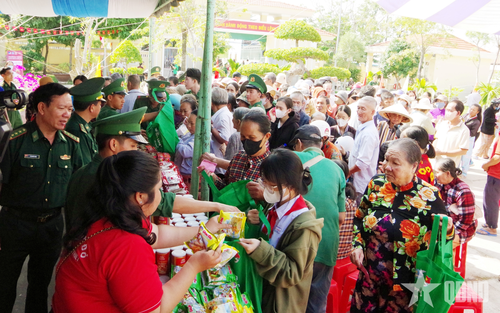  Đông đảo người dân tham dự “Chợ Biên phòng 0 đồng”.