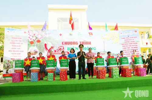  Trao học bổng tặng học sinh có hoàn cảnh khó khăn.