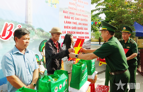  Đại tá Nguyễn Thành Đính, Chỉ huy trưởng Ban chỉ huy Bộ đội Biên phòng tỉnh Lâm Đồng trao quà tặng người dân. 