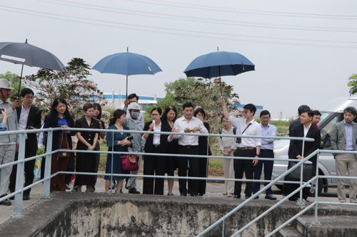  Đoàn tham quan thực tế hệ thống xử lý nước thải tại PM3 SIP. Ảnh: QUANG VŨ 