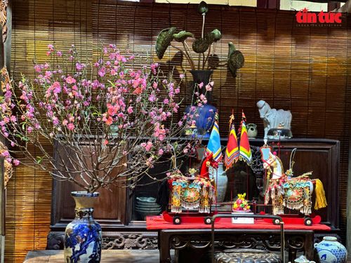 Tết cổ truyền hiện diện qua nghi lễ, phong tục và sinh hoạt đời thường, gắn bó hài hòa với đình, đền, nhà cổ khu phố cổ Hà Nội.