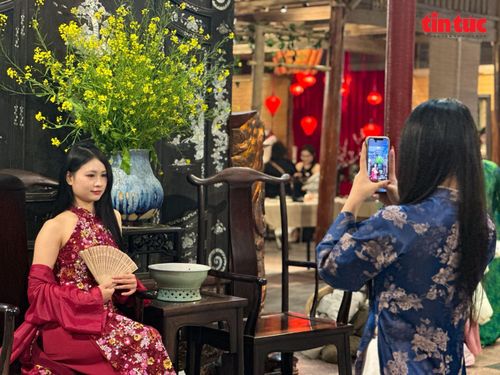 Các bạn trẻ tranh thủ check-in, lưu giữ những khoảnh khắc đẹp trong không gian ngập tràn sắc xuân.