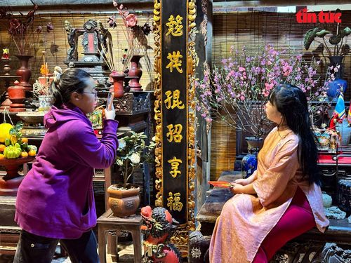 Người dân và du khách check-in trong không gian Tết truyền thống.
