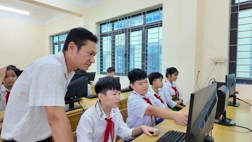 Thầy và trò trường PT DTNT THCS Lang Chánh trong giờ Tin học.