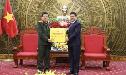 Thượng tướng Nguyễn Văn Gấu trao quà Tết của Quân ủy Trung ương, Bộ Quốc phòng cho Tỉnh ủy Bắc Ninh.