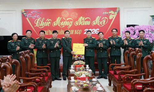 Thượng tướng Nguyễn Văn Gấu trao quà Tết của Quân ủy Trung ương, Bộ Quốc phòng cho Bộ Chỉ huy quân sự tỉnh.