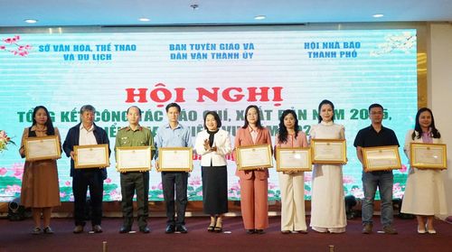 Các cá nhân được khen thưởng tại hội nghị. Ảnh: TRỌNG HUY