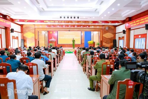 Cán bộ, đảng viên và nhân dân xã Phú Riềng dự hội nghị. Ảnh: Vũ Nguyện