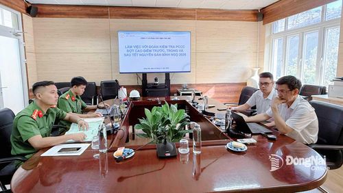 Đại diện lãnh đạo Phòng Kỹ thuật và An toàn, phụ trách công tác an toàn, vệ sinh lao động, Công ty cổ phần Thủy điện Thác Mơ tiếp và làm việc với đoàn kiểm tra. Ảnh: Ngọc Bích