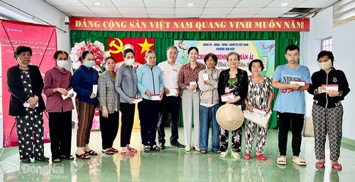 Đại diện lãnh đạo UBND phường và nhà tài trợ trao quà cho các hộ dân. Ảnh: Hồng Mỹ