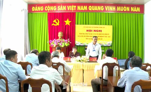 Thường trực Ủy ban Bầu cử phường Bình Lộc đánh giá, rà soát việc triển khai công tác phục vụ bầu cử. Ảnh: Minh Anh