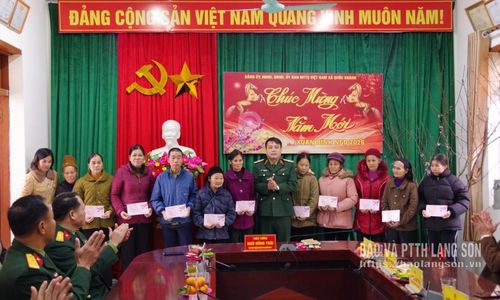 Lãnh đạo Quân khu 1 tặng quà tết cho người dân có hoàn cảnh khó khăn tại xã Quốc Khánh, tỉnh Lạng Sơn