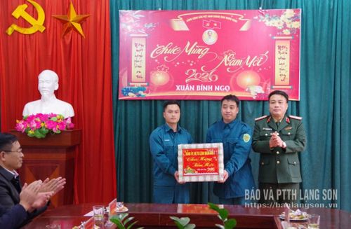Lãnh đạo Quân khu 1 tặng quà tết cho Tiểu đội dân quân thường trực xã Kháng Chiến, tỉnh Lạng Sơn
