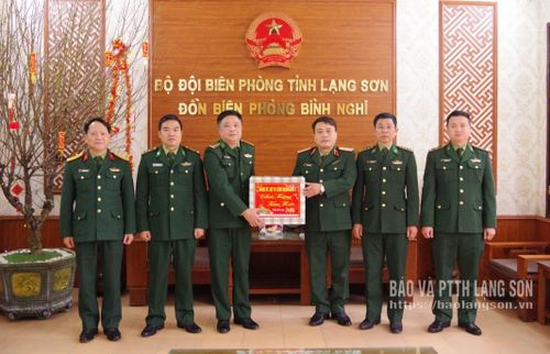Lãnh đạo Quân khu 1 tặng quà tết cho Đồn Biên phòng Bình Nghi, tỉnh Lạng Sơn