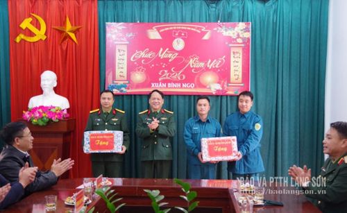 Thủ trưởng Bộ CHQS tỉnh tặng quà tết cho Ban CHQS và Tiểu đội dân quân thường trực xã Kháng Chiến, tỉnh Lạng Sơn
