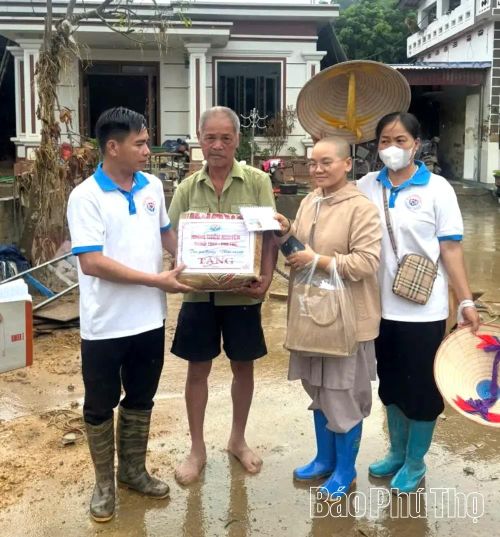 Nhóm thiện nguyện Thanh Thủy trao quà hỗ trợ các gia đình bị ảnh hưởng bởi thiên tai, lũ lụt.