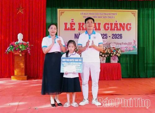 Nhóm thiện nguyện Thanh Thủy trao học bổng cho học sinh nhân dịp năm học mới 2025-2026.