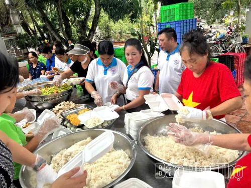 Nhóm thiện nguyện Thanh Thủy nấu cơm miễn phí cho bệnh nhân tại Bệnh viện K Tân Triều.