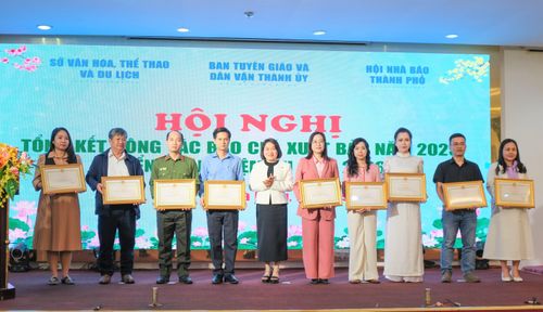 Tặng Bằng khen của Chủ tịch UBND thành phố Đà Nẵng cho các cá nhân có thành tích xuất sắc
