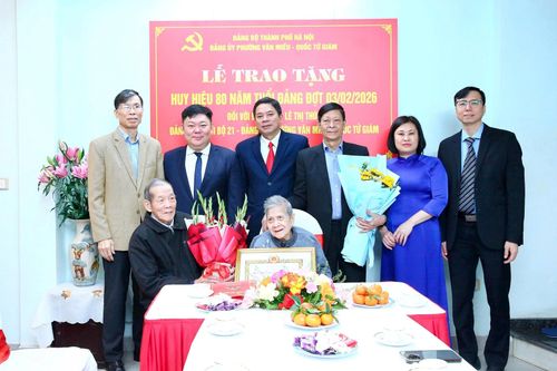 Lễ trao Huy hiệu 80 năm tuổi Đảng cho đồng chí Lê Thị Thúy.