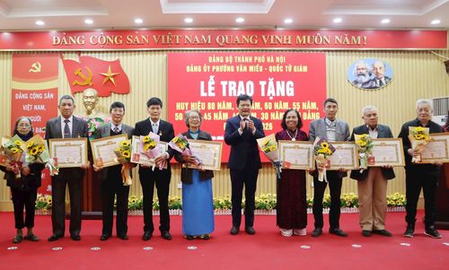 Phó Bí thư Đảng ủy, Chủ tịch UBND phường Văn Miếu – Quốc Tử Giám Hà Anh Tuấn trao Huy hiệu Đảng tặng các đảng viên. Ảnh: Bảo Lâm