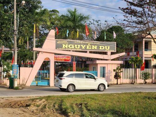 Vị trí di tích Dinh trấn Thanh Chiêm hiện nằm trong khuôn viên trường THCS Nguyễn Du và rải rác tại các khu vực dân cư đô thị