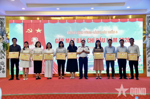 Trao thưởng các tập thể, cá nhân có thành tích tốt trong công tác tuyên truyền năm 2025.