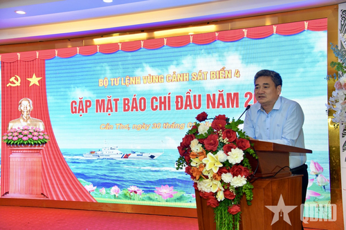 Thượng tá Nguyễn Bá Hiên, Trưởng ban đại diện Báo Quân đội nhân dân tại TP Cần Thơ phát biểu thảo luận.