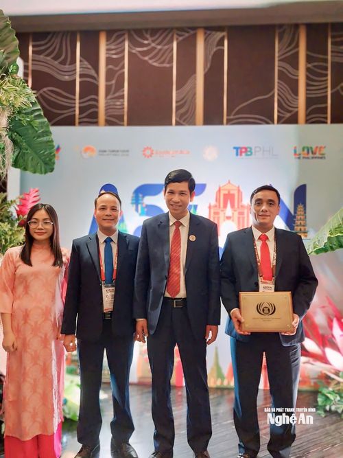 Thứ trưởng Bộ Văn hóa - Thể thao và Du lịch Hồ An Phong chụp ảnh cùng đoàn Nghệ An. Ảnh: Hoàng Đức Chung