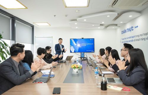 Năng lực tạo dựng môi trường làm việc lành mạnh cho nhân viên đang dần được đưa vào tiêu chí đánh giá tại Meey Group. Ảnh: DNCC