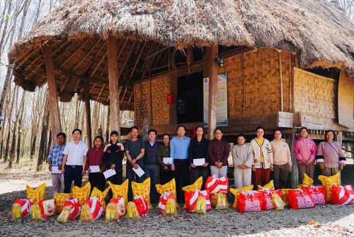Đoàn công tác Sở Công thương tỉnh Quảng Ngãi trao quà Tết cho các hộ dân bị thiệt hại do mưa lũ ở xã Dục Nông