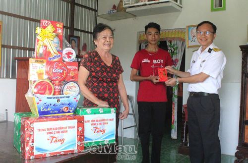  Đoàn trao tặng quà Tết gia đình cháu Đặng Văn Trường (ấp Vĩnh Lạc, xã Vĩnh Hậu).