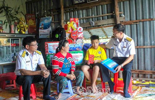 Bé Nguyễn Hoàng Thịnh (ấp Vĩnh Lạc, xã Vĩnh Hậu) vui mừng khi được cán bộ Trung tâm Bảo đảm kỹ thuật (Vùng 2 Hải quân) tặng quà mừng tuổi dịp Tết.