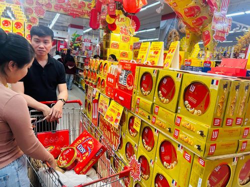 Hàng Việt chiếm ưu thế tại các siêu thị, đáp ứng nhu cầu mua sắm của người dân dịp Tết. Ảnh: K.H