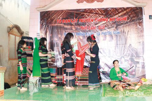Những phụ nữ S'tiêng ở thôn 12 Thống Nhất, xã Phước Sơn, tỉnh Đồng Nai đang nỗ lực giữ gìn nghề dệt thổ cẩm truyền thống. Ảnh: Quang Minh