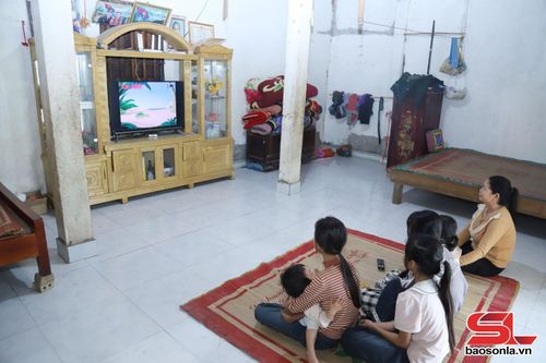 Nhân dân bản Nhọt 2, xã Gia Phù được sử dụng điện lưới an toàn phục vụ đời sống sinh hoạt. 
