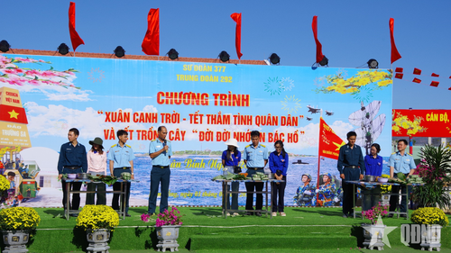  Ban tổ chức chấm điểm phần thi gói bánh chưng.
