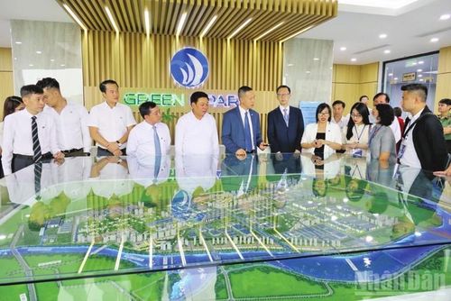 Nhà đầu tư nước ngoài tìm hiểu cơ hội làm ăn tại khu công nghiệp Liên Hà Thái (tỉnh Hưng Yên).