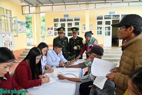 Quân y Bộ đội Biên phòng tỉnh Quảng Ninh khám bệnh, cấp phát thuốc miễn phí cho nhân dân. Ảnh: Xuân Hùng