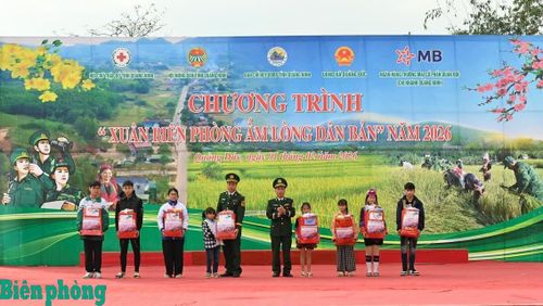 Ban tổ chức tặng quà cho các cháu trong Chương trình "Nâng bước em tới trường - Con nuôi đồn biên phòng". Ảnh: Xuân Hùng