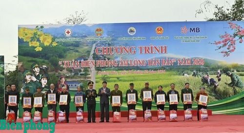 Đại tá Nguyễn Quang Hòa, Chỉ huy trưởng Ban Chỉ huy Bộ đội Biên phòng tỉnh Quảng Ninh cùng lãnh đạo xã Quảng Đức tặng quà cho gia đình chính sách xã Quảng Đức. Ảnh: Xuân Hùng