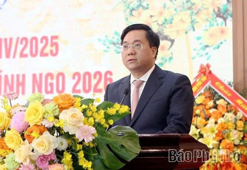 Đồng chí Chủ tịch UBND tỉnh Trần Duy Đông phát biểu tại buổi họp báo.