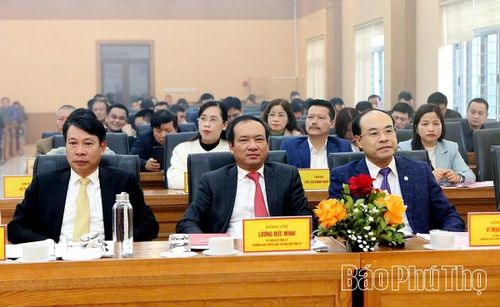 Các đồng chí lãnh đạo tỉnh tham dự buổi họp báo.