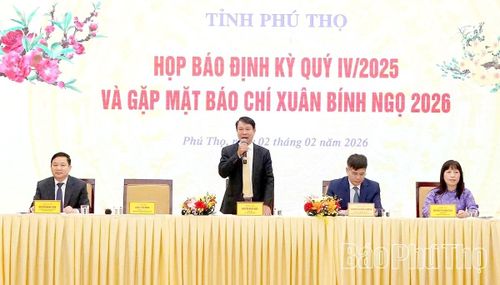 Đồng chí Phó Chủ tịch UBND tỉnh Nguyễn Khắc Hiếu trao đổi, giải đáp, làm rõ những vấn đề mà các nhà báo quan tâm.