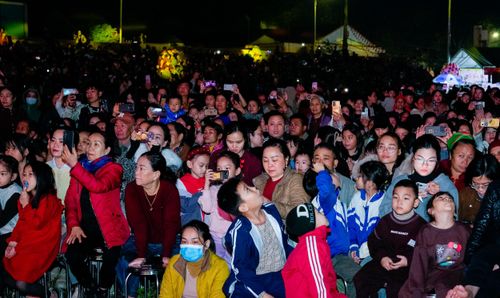 Đông đảo người dân xã Quế Phong và các xã lân cận đến dự chương trình. Ảnh: Phạm Bằng