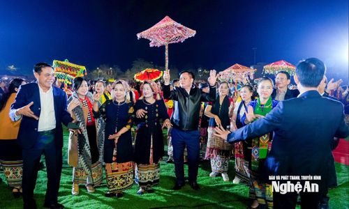 Các đồng chí Thường trực Tỉnh ủy cùng các đại biểu, người dân múa lăm vông, thắt chặt tình đoàn kết cùng đồng bào các dân tộc miền Tây xứ Nghệ. Ảnh: Phạm Bằng