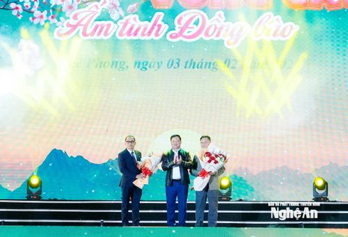 Đồng chí Nguyễn Khắc Thận - Ủy viên Ban Chấp hành Trung ương Đảng, Bí thư Tỉnh ủy đã tặng hoa tri ân các đơn vị, tổ chức, doanh nghiệp với tấm lòng vàng đã hỗ trợ, chia sẻ, đồng hành với chương trình “Sắc Xuân vùng cao - Ấm tình đồng bào”. Ảnh: Phạm Bằng