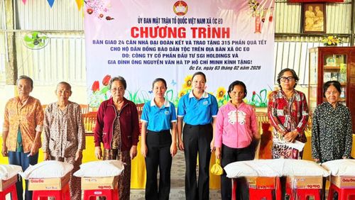 Tặng quà cho hộ nghèo, cận nghèo và hộ đồng bào dân tộc thiểu số có hoàn cảnh khó khăn trên địa bàn xã.