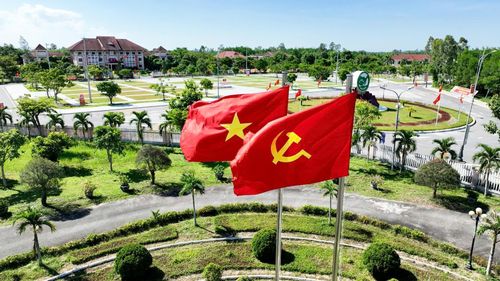 Rực rỡ màu cờ Tổ quốc và cờ Đảng tại Trung tâm Hành chính xã Chiên Đàn để chào mừng Đại hội lần thứ XIV của Đảng. Ảnh: HOÀNG ĐẠO