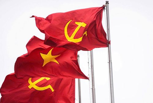 Dưới ngọn cờ vẻ vang của Đảng, đất nước ngày càng vững bước đi lên. Ảnh: P.V